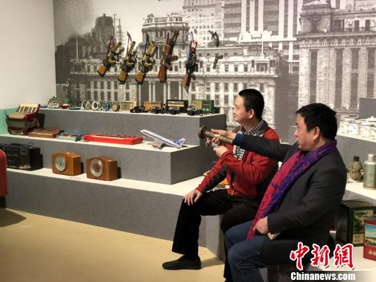 圖為市民“沉浸式”體驗(yàn)舊時(shí)新年?！铑伌?攝