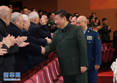 2月2日，中央軍委慰問駐京部隊老干部迎新春文藝演出在北京舉行。中共中央總書記、國家主席、中央軍委主席習近平，向在座的軍隊老同志，向全軍離退休老干部，致以節(jié)日問候和新春祝福。新華社記者 李剛 攝