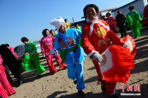 資料圖：2月2日，“亮麗黃河灣 多彩達拉特--2018達拉特旗冬季鄉(xiāng)村旅游文化節(jié)”在內(nèi)蒙古鄂爾多斯舉行。<a target='_blank' href='http://www.chinanews.com/'>中新社</a>記者 劉文華 攝