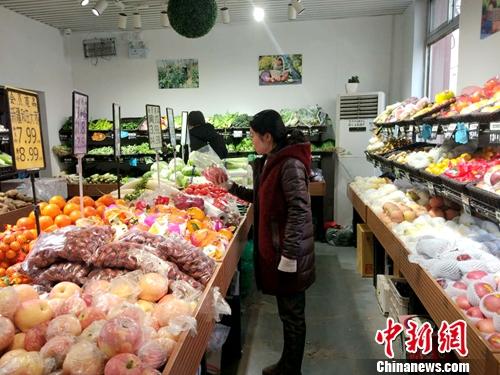 北京居民在購物。<a target='_blank' href='http://www.chinanews.com/' >中新網</a>記者 李金磊 攝