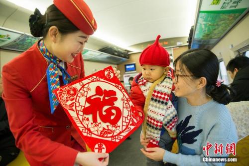 乘務員在給旅客送福。王曙天 攝