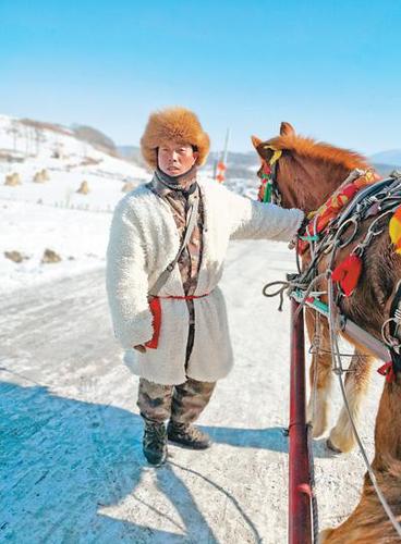 吉林雪鄉(xiāng)旅游：有老板3個(gè)月賺9萬(wàn)多 人和馬都累壞了