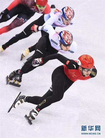 　2月22日，武大靖（下）在比賽中。當日，在江陵冰上運動場舉行的2018年平昌冬奧會短道速滑男子500米決賽中，中國選手武大靖以39秒584的成績奪冠，并創造新的世界紀錄。