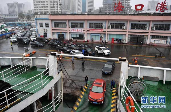 　2月23日，車輛在海口港排隊登船。