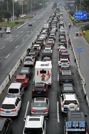 2月23日，車輛在?？谑星鸷４蟮琅抨?duì)等待入港登船。