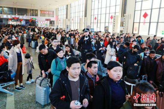 3月3日，正月十六，鄭州火車站迎來節后返程客流高峰。 周延民 攝