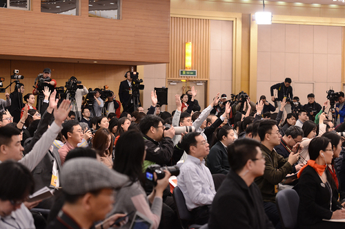 記者會現場記者們積極舉手爭取提問機會。人民網記者 張啟川 攝
