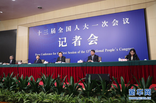 十三屆全國人大一次會(huì)議新聞中心于3月7日上午在梅地亞中心多功能廳舉行記者會(huì)，邀請財(cái)政部部長肖捷，副部長史耀斌、胡靜林就“財(cái)稅改革和財(cái)政工作”相關(guān)問題回答中外記者提問。圖為記者會(huì)現(xiàn)場。新華網(wǎng) 中國政府網(wǎng) 翟子赫攝