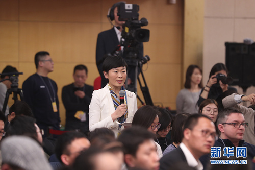 內蒙古廣播電視臺記者提問。新華網 中國政府網 曲植 攝