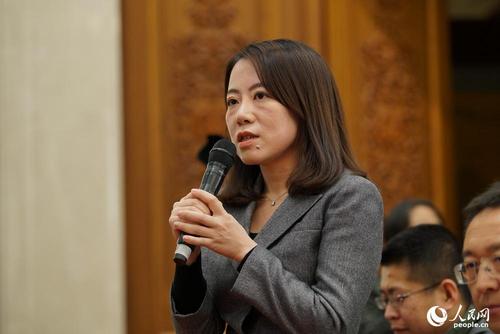 第一財經記者提問 人民網記者 趙鐸 攝