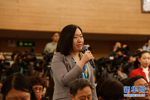 十三屆全國人大一次會議新聞中心3月9日在梅地亞中心多功能廳舉行記者會，邀請中國人民銀行行長周小川，副行長易綱，副行長、國家外匯管理局局長潘功勝就“金融改革與發(fā)展”相關問題回答中外記者提問。圖為金融時報記者提問。新華網(wǎng) 中國政府網(wǎng) 王健 攝