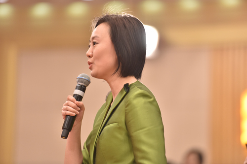中央電視臺(tái)記者提問(wèn)。人民網(wǎng)記者  夏曉倫攝