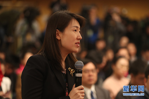 圖為鳳凰衛視記者提問。新華網 中國政府網 陳杰 攝