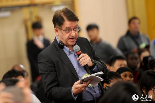彭博新聞社記者提問 人民網記者 郝勇 攝
