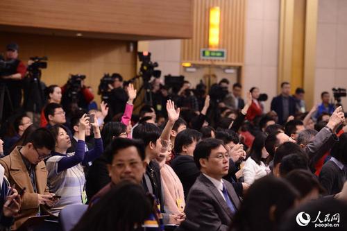 記者爭(zhēng)相舉手提問(wèn) 人民網(wǎng)記者 張啟川 攝