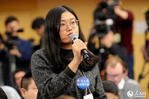 經濟日報記者提問 人民網記者 郝勇 攝