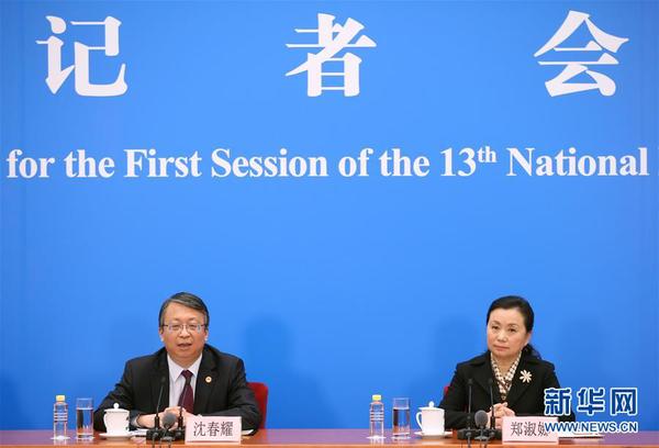 3月11日，十三屆全國(guó)人大一次會(huì)議秘書(shū)處法案組組長(zhǎng)、全國(guó)人大常委會(huì)法工委主任沈春耀（左），法案組副組長(zhǎng)、全國(guó)人大常委會(huì)法工委副主任鄭淑娜就憲法修正案相關(guān)問(wèn)題回答中外記者提問(wèn)。
