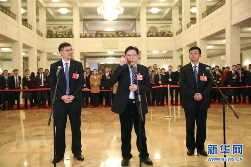 3月13日，十三屆全國(guó)人大一次會(huì)議在北京人民大會(huì)堂舉行第四次全體會(huì)議。這是全國(guó)人大代表戴繼雙（右）、梁穩(wěn)根（中）、孫丕恕（左）在“代表通道”接受采訪。