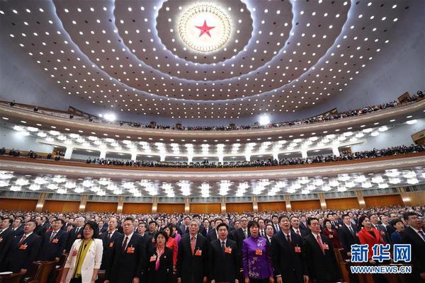 3月15日，全國政協(xié)十三屆一次會議在北京人民大會堂舉行閉幕會。這是委員們高唱國歌。