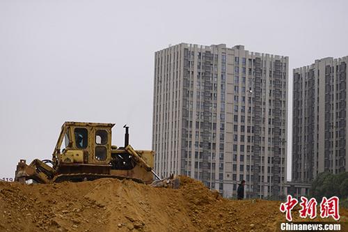 10月11日，湖南長沙一樓盤土地上，推土機(jī)正在作業(yè)。近日，長沙迎來新政后首次“限房價(jià)+競地價(jià)+搖號(hào)”土地拍賣。據(jù)長沙市國土資源網(wǎng)上交易系統(tǒng)信息，位于市內(nèi)的2宗住宅用地10日競拍均達(dá)到最高限價(jià)并“熔斷”，將采用搖號(hào)方式定主。 <a target='_blank' href='http://www.chinanews.com/'>中新社</a>記者 楊華峰 攝