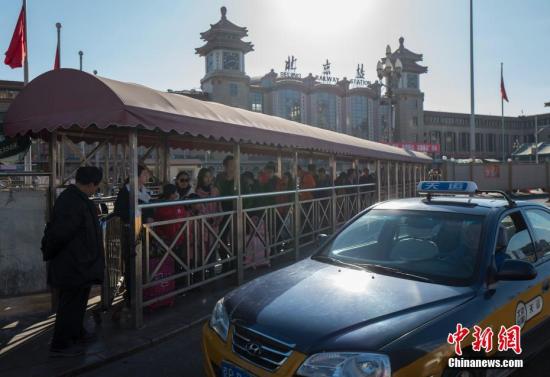 資料圖：北京火車站外的出租車等候處。 <a target='_blank' href='http://www.chinanews.com/'>中新社</a>記者 侯宇 攝