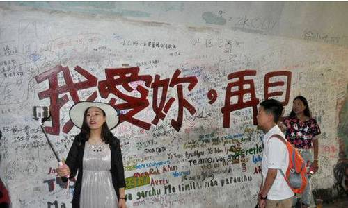 廈大芙蓉隧道遭游客亂畫 校方呼吁愛護學(xué)生作品