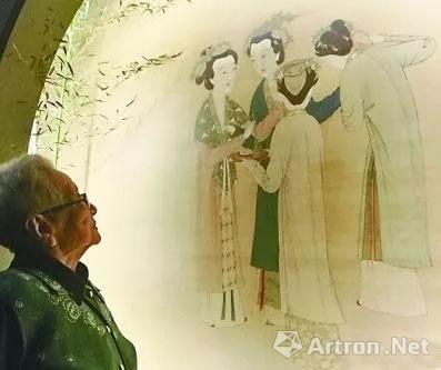 張伯駒與潘素愛女張傳綵在《王蜀宮妓圖》燈箱前駐足凝視。 　光明日報記者 李韻攝