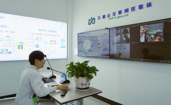 石嘴山二院呼吸內科副主任醫師齊雁超正在為社區病人做遠程復診