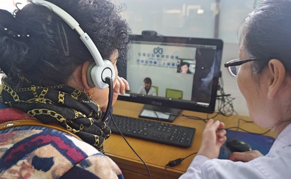 大武口區永樂社區衛生服務中心的社區醫生正在幫助患者與上級醫生交流病情