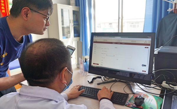 石嘴山市星海鎮中心衛生院全科醫生楊小利正在熟練操作中醫AI輔助診斷系統懸壺臺
