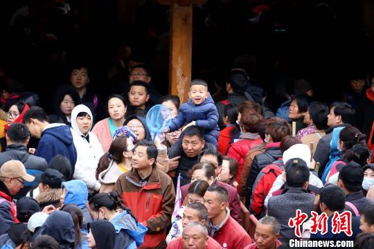 前來(lái)觀雪、賞花、爭(zhēng)睹山岳經(jīng)典峰林仙境的游客人山人海 王中舉 攝