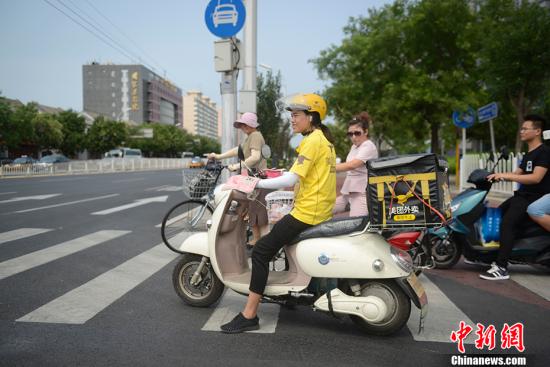 資料圖：外賣騎手正在送餐。<a target='_blank' href='http://www.chinanews.com/' >中新網</a>記者 富宇 攝