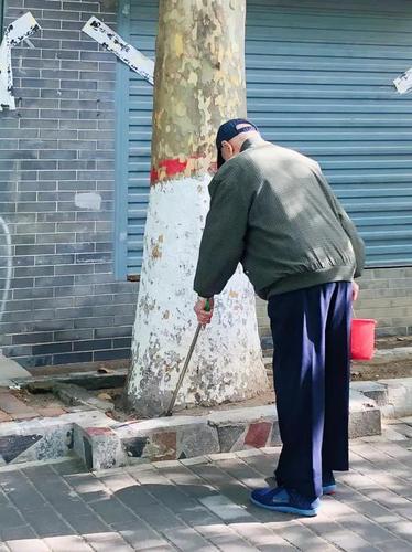 92歲老人每天上街撿煙頭 已堅(jiān)持1年多曾被指作秀