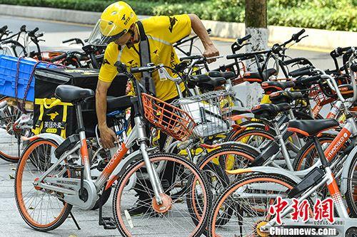 4月4日，美團外賣員與摩拜單車。當日，美團與摩拜聯合宣布，已經簽署美團全資收購摩拜的協議，交易完成后，摩拜單車將保持品牌和運營的獨立。 <a target='_blank' href='http://www.chinanews.com/'>中新社</a>記者 陳驥旻 攝