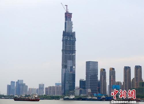 資料圖：正在建設(shè)中的武漢綠地中心。<a target='_blank' href='http://www.chinanews.com/'>中新社</a>記者 張暢 攝