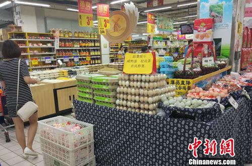 市民在超市里購物。<a target='_blank' href='http://www.chinanews.com/' >中新網(wǎng)</a>記者 李金磊 攝