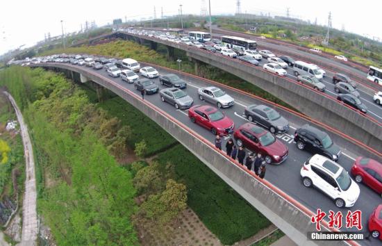 資料圖：高速路上的車流。 <a target='_blank' href='http://www.chinanews.com/'>中新社</a>記者 殷立勤 攝