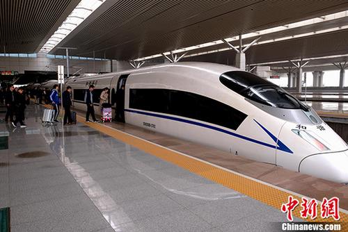 資料圖：旅客準備乘坐高鐵出行。 <a target='_blank' href='http://www.chinanews.com/'>中新社</a>記者 王中舉 攝