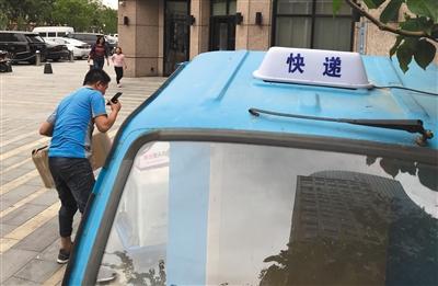  5月5日，北京亦莊，一輛快遞三輪車上安裝了寫有“快遞”字樣的專用燈。新京報記者 吳江 攝