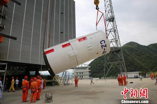 探月工程嫦娥四號任務鵲橋號中繼星發射前在西昌衛星發射中心進行火箭吊裝。　劉旭.　攝