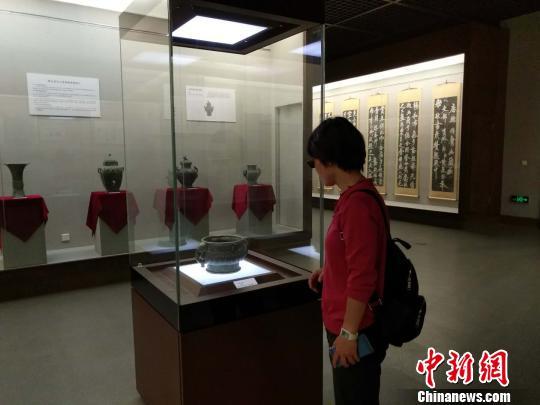 遼寧省遼陽市博物館21日展出商代青銅禮器“酉父癸簋”　朱明宇　攝