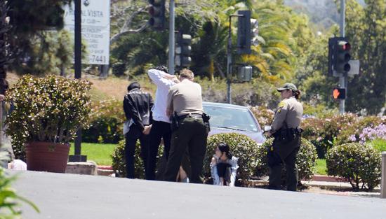 中國留學生洛杉磯大街上玩仿真槍 遭警察搜身上銬