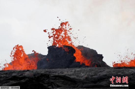 當地時間2018年5月26日，美國夏威夷州帕霍阿，基拉韋厄火山持續噴發，巖漿涌向Leilani Estates住宅區。