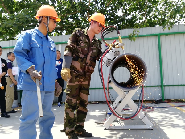 中國航天科工集團第六研究院的工人師傅現場演示高性能工業切割燃氣切割鋼管