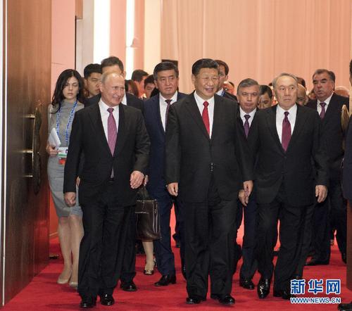 6月9日，國家主席習近平在青島國際會議中心舉行宴會，歡迎出席上海合作組織青島峰會的外方領導人。這是習近平同貴賓們共同步入宴會廳。新華社記者李學仁攝
