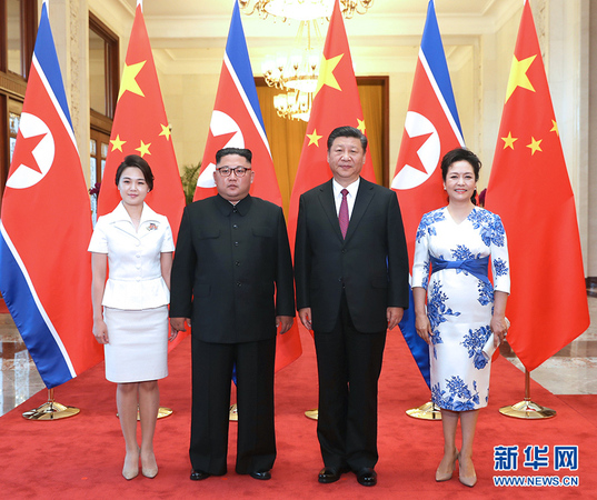 6月19日，中共中央總書記、國家主席習近平同當日抵京對中國進行訪問的朝鮮勞動黨委員長、國務委員會委員長金正恩舉行會談。這是習近平和夫人彭麗媛在北京人民大會堂同金正恩和夫人李雪主合影。