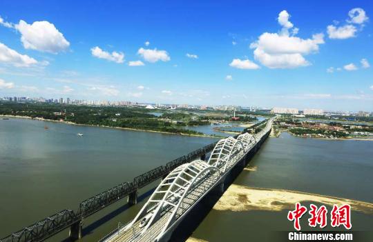 圖為哈齊高鐵經過松花江特大橋。中國鐵路哈爾濱局集團有限公司提供