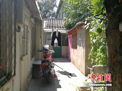 一米多寬的狹小過道里用繩子晾著衣褲。<a target='_blank' href='http://www.chinanews.com/' >中新網</a>記者 邱宇 攝