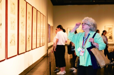 外國嘉賓參觀“借古開今”江蘇省美術(shù)館館藏明清繪畫展