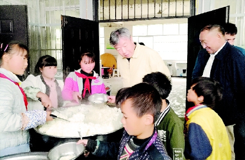 調研組一行到云南大關縣壽山鎮中坪村希望小學食堂了解學生營養餐